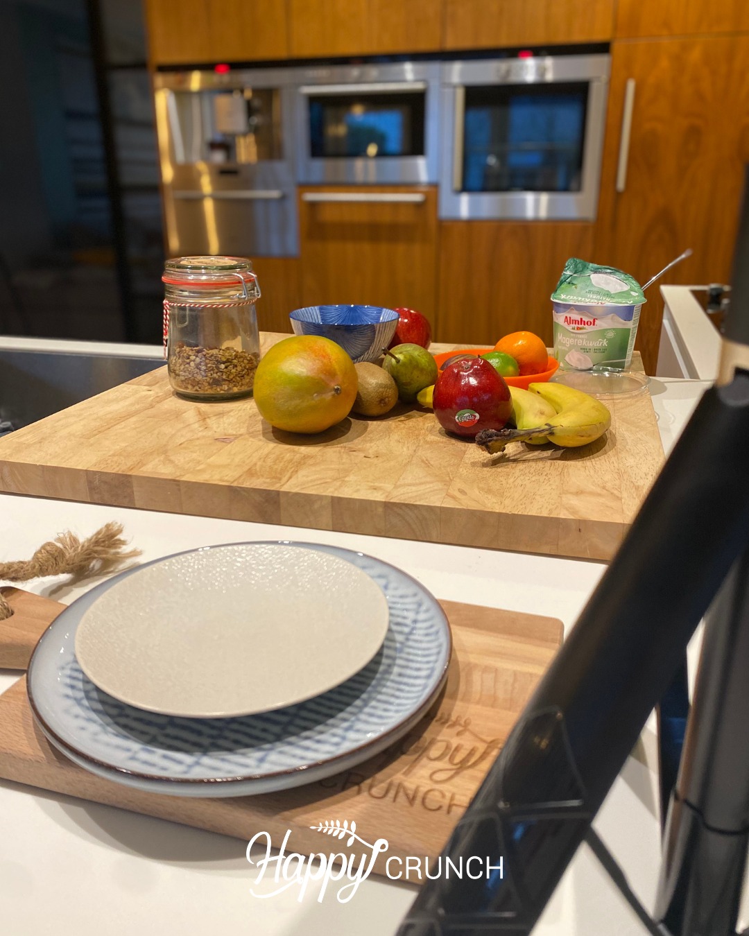 Ochtendritueel 🧡
Iedere dag begin ik zelf ook met een gevarieerd ontbijtje.�Op de snijplank ligt vandaag mango, kiwi, druif, banaan en appel, alles voor een frisse start met een crunch!
Je zult vast denken, dat is veel fruit! De rest gaat in een fruitsalade voor vanmiddag.
Angelique 👩🏼🍳
#happycrunch #homemade #bakplezier #gezondeten #ontbijtinspiratie