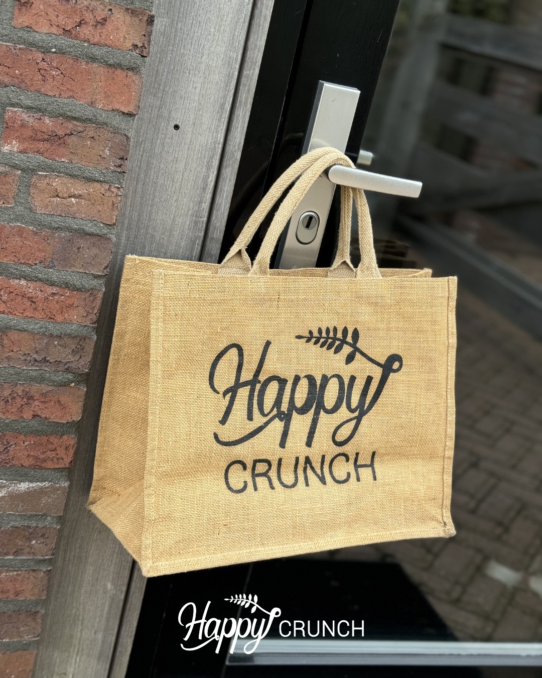 𝗠𝗼𝗿𝗴𝗲𝗻 𝗶𝘀 𝗵𝗲𝘁 𝘄𝗲𝗲𝗿 𝘇𝗼𝘃𝗲𝗿 🚲💛
Dan breng ik verse granola rond naar alle abonnementhouders. Altijd leuk en gezellig om de versgebakken mix bij jullie thuis te bezorgen!
Maak het jezelf makkelijk en neem een granolaabonnement. Stuur me een bericht of kijk op de website: www.happycrunch.nl
Angelique 👩🏼🍳
#granolaabonnement #happycrunch #flexibelgenieten #versgemaakt #thuisbezorgd