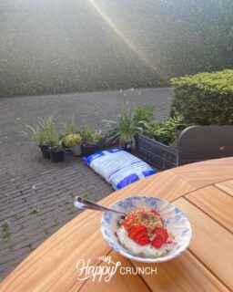Zooo lekker… aardbeien bij het ontbijt 🍓🥣 Kwark, verse aardbeien en een beetje granola, een frisse en gezonde start van de dag.

Eerst even rustig ontbijten in het zonnetje en daarna de tuin in om de nieuwe plantjes een plekje te geven 🌱☀️ Lekker begin van het weekend!

Hoe ziet jouw weekend eruit?

Angelique 👩🏼‍🍳

#aardbeien #gezondontbijt #voorjaar #lentegevoel #happycrunch #granola #ontbijtinspiratie #gezondleven #tuinieren #genieten #seizoensfruit