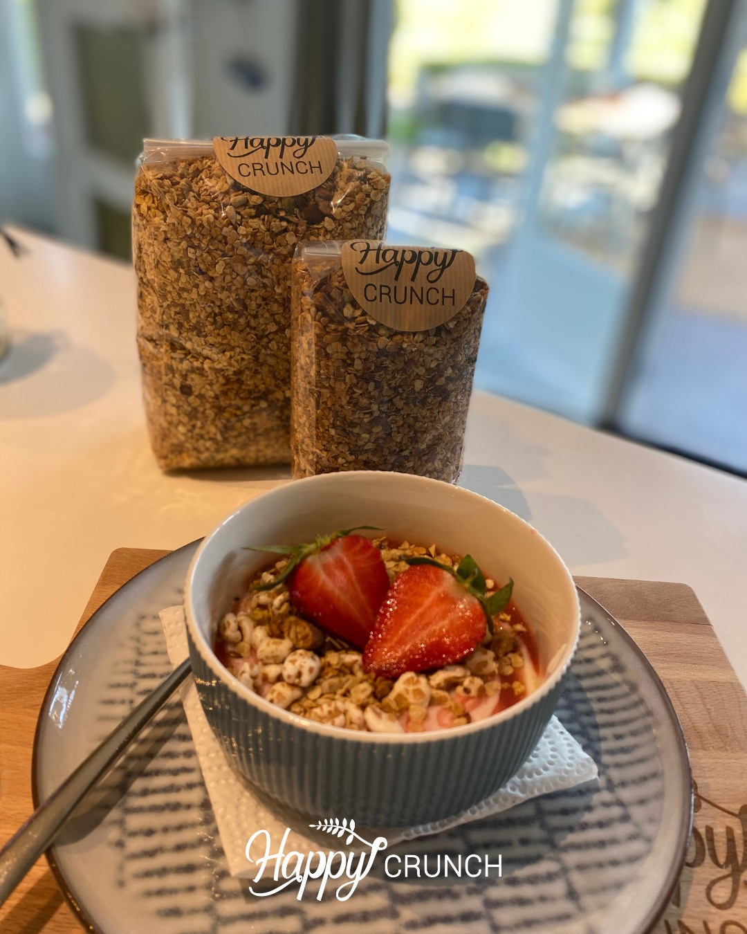 Aardbeientijd = ontbijttijd 🍓
De eerste aardbeien zijn er weer! En dat betekent extra genieten van frisse, fruitige ontbijtjes.
Zo simpel kan het zijn: yoghurt, Happy Crunch, wat extra gepoft spelt en aardbeien.�
Zomer in een kom!
Angelique 👩🏼🍳
#happycrunch #homemade #bakplezier #gezondeten #ontbijtinspiratie