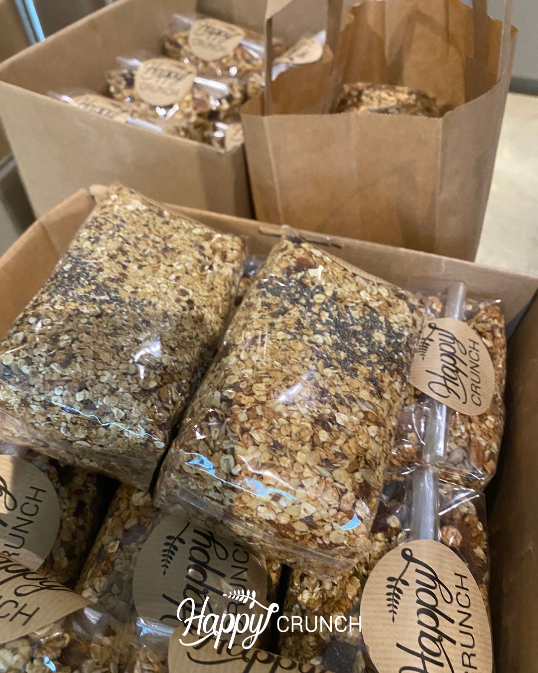 De schappen zijn weer gevuld 🛒✨
Alle verkooplocaties zijn weer bevoorraad met verse Happy Crunch granola. Dus of je nou langs de @kaasspeciaalzaakleowijnstekers, @boerderijwinkelheuven of één van de andere verkooppunten (@gewoonop106 @geitenboerderijvanrooij @hetbelvershuys) komt… jouw favoriete zak ligt weer op je te wachten!
Snel even halen en genieten maar 🍓🥣
Angelique 👩🏼🍳
#happycrunch #granola #verkooplocatie #versgemaakt #lokalekoopjes #gezondontbijt