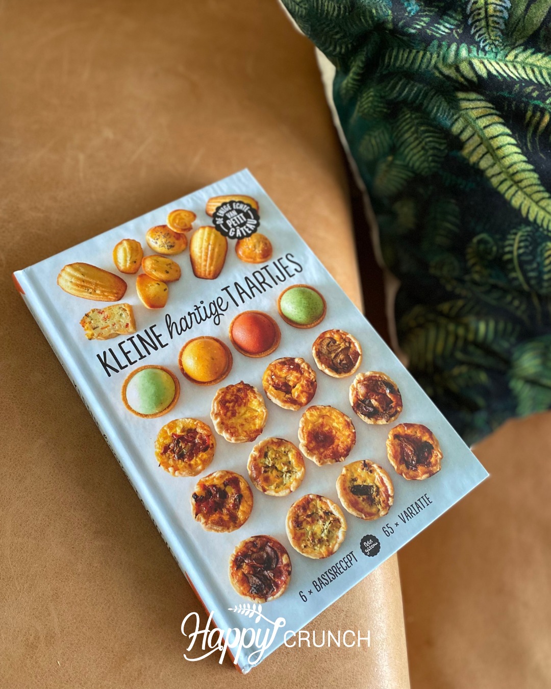 🍰 Het boek Kleine hartige taartjes van @petitgateauamsterdam blijft een van mijn favorieten. Zoveel leuke en smaakvolle ideetjes, ik blijf er in bladeren.
Vandaag weer even lekker neuzen… eens denken wat ik nu weer ga proberen. Zin in! 🎂🥧🍰
Wat is jouw favoriete bakboek op dit moment?
Angelique 👩🏼🍳
#happycrunch #inspiratie #petitgateau #hartigetaartjes #bakkersgeluk #keukenplezier #favorietkookboek