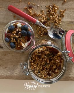Niet alleen lekker als ontbijt, maar ook ideaal als tussendoortje! Een bakje kwark, een handje fruit en wat Happy Crunch… klaar. 💛

Angelique 👩🏼‍🍳

#gezondsnacken #happycrunch #lekkerensimpel #granolaabonnement #happycrunch #flexibelgenieten #versgemaakt #thuisbezorgd