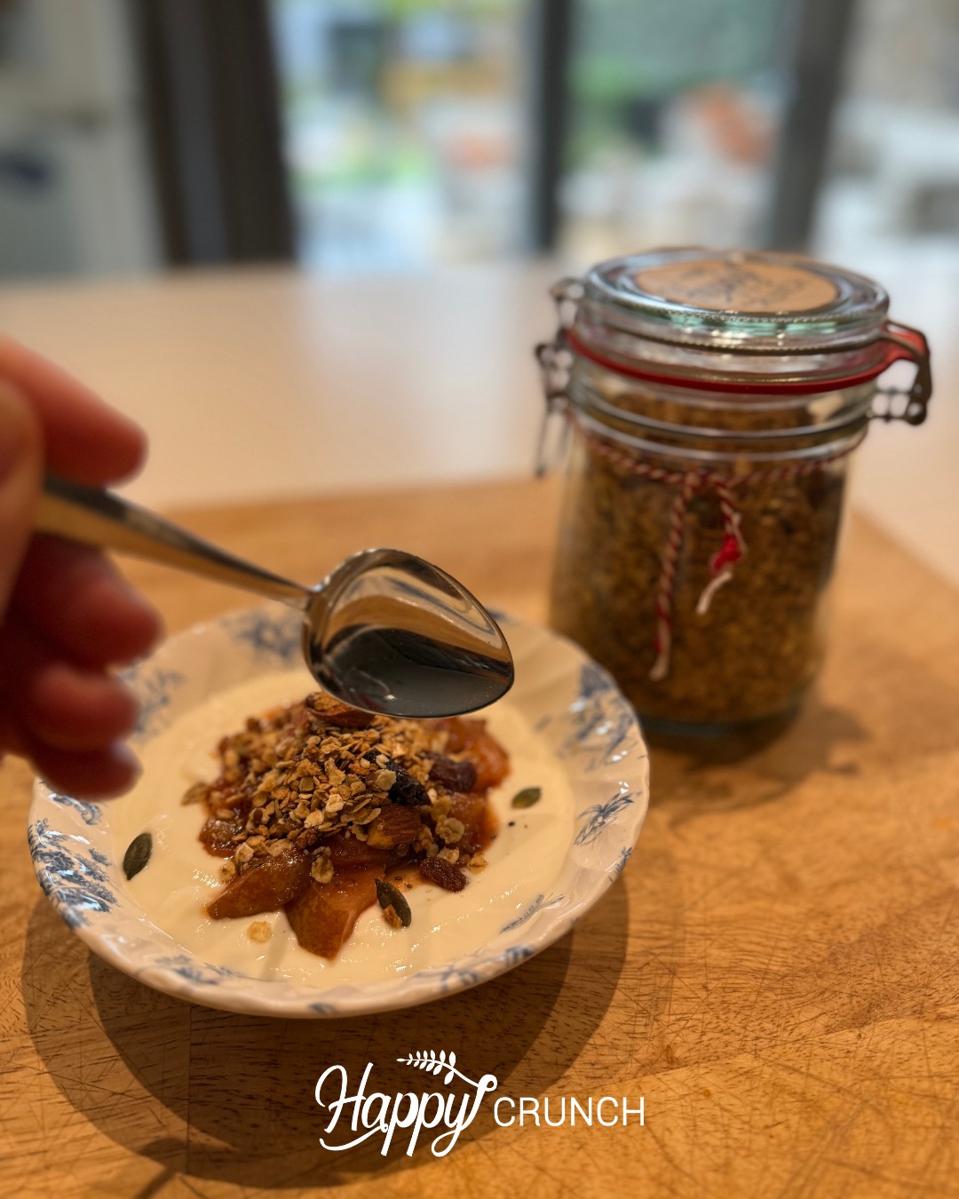 𝗪𝗶𝗻𝘁𝗲𝗿𝘀 𝗼𝗻𝘁𝗯𝗶𝗷𝘁𝗷𝗲... ❄️☃️
Peer, kaneel, steranijs en een klein beetje suiker! Deze winterse topping ruikt niet alleen heerlijk, maar smaakt ook fantastisch! Perfect over yoghurt, granola of gewoon warm uit de pan.

Mijn ontbijtje voor vandaag! Fijne dag!

Angelique 👩🏼‍🍳

#winterreceptje #warmegeuren #happycrunchmomentje #versgebakken #granolaabonnement #happycrunchmomentje #granolaabonnement #happycrunch #flexibelgenieten #versgemaakt #thuisbezorgd