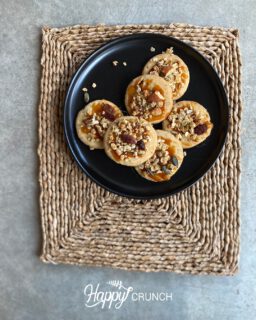 𝗧𝗶𝗽 𝘃𝗼𝗼𝗿 𝗶𝗻 𝗱𝗲 𝗸𝗲𝗿𝘀𝘁𝘃𝗮𝗸𝗮𝗻𝘁𝗶𝗲… 🎄✨
Lekker koekjes bakken! (En ja hoor, dit kan ook perfect met kids 😉) Omdat we in december al genoeg lekkers naar binnen schuiven… houden we ze gewoon lekker klein.

Voor dit koekje heb je even geduld nodig, het deeg moet namelijk een paar uurtjes uitharden, maar geloof me: het is het wachten méér dan waard. Knapperig, karamelachtig en natuurlijk met HAPPY CRUNCH erin verwerkt. 🍪💛

Wil je het recept?
Laat een KOEKJE hieronder achter, dan stuur ik ’m naar je! 👩🏼‍🍳

Angelique

#kerstvakantie #koekjesbakken #bakplezier #kleinkoekjegrootgeluk #versgebakken #granolaabonnement #happycrunchmomentje #granolaabonnement #happycrunch #flexibelgenieten #versgemaakt #thuisbezorgd