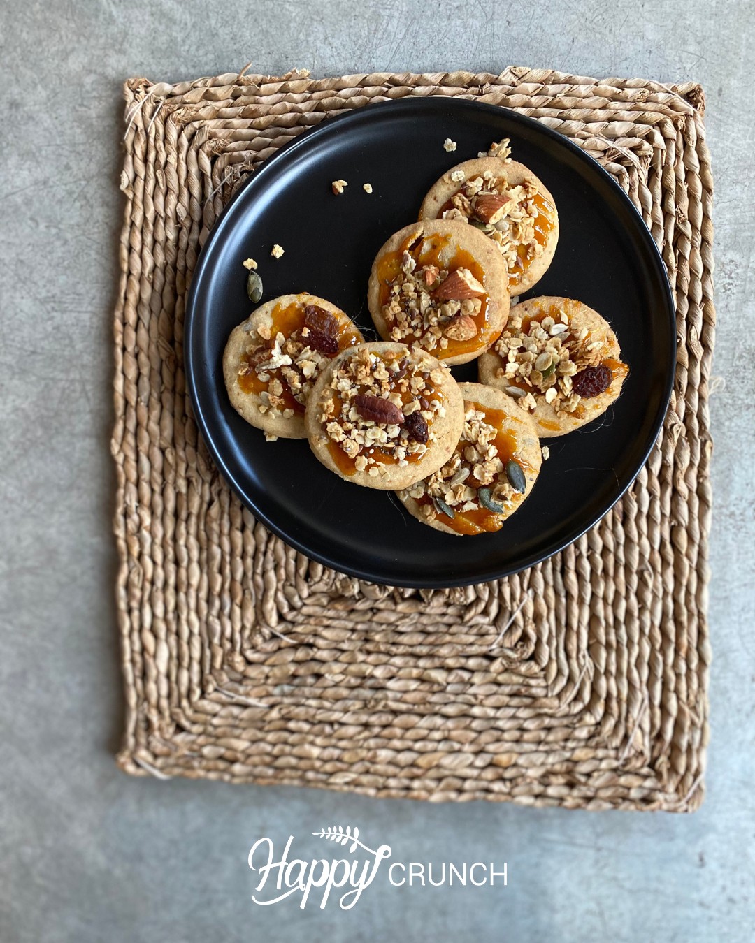 𝗧𝗶𝗽 𝘃𝗼𝗼𝗿 𝗶𝗻 𝗱𝗲 𝗸𝗲𝗿𝘀𝘁𝘃𝗮𝗸𝗮𝗻𝘁𝗶𝗲… 🎄✨
Lekker koekjes bakken! (En ja hoor, dit kan ook perfect met kids 😉) Omdat we in december al genoeg lekkers naar binnen schuiven… houden we ze gewoon lekker klein.

Voor dit koekje heb je even geduld nodig, het deeg moet namelijk een paar uurtjes uitharden, maar geloof me: het is het wachten méér dan waard. Knapperig, karamelachtig en natuurlijk met HAPPY CRUNCH erin verwerkt. 🍪💛

Wil je het recept?
Laat een KOEKJE hieronder achter, dan stuur ik ’m naar je! 👩🏼‍🍳

Angelique

#kerstvakantie #koekjesbakken #bakplezier #kleinkoekjegrootgeluk #versgebakken #granolaabonnement #happycrunchmomentje #granolaabonnement #happycrunch #flexibelgenieten #versgemaakt #thuisbezorgd