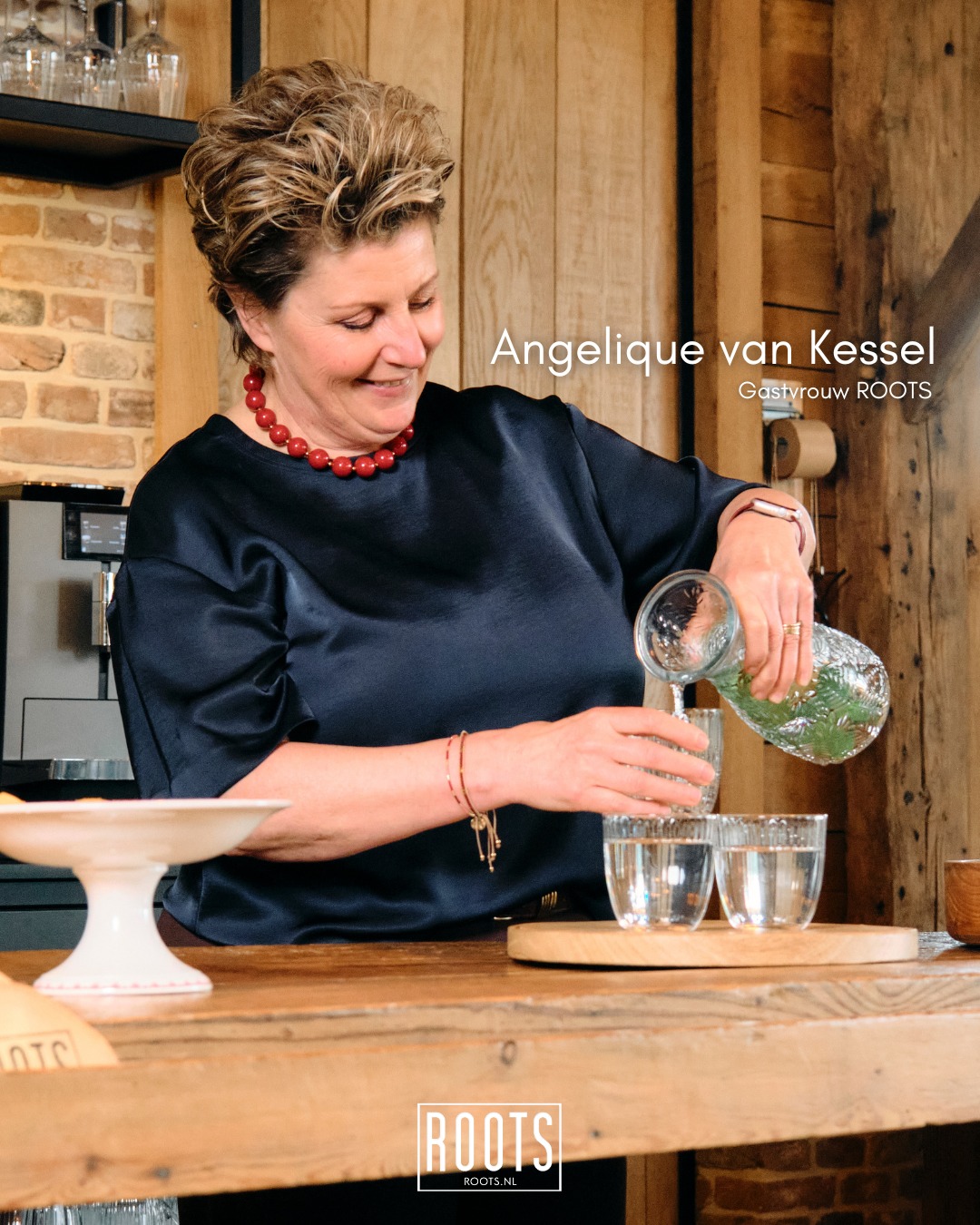 𝗧𝘄𝗲𝗲 𝗯𝗮𝗻𝗲𝗻. 𝗧𝘄𝗲𝗲 𝗽𝗮𝘀𝘀𝗶𝗲𝘀. 𝗘é𝗻 𝗔𝗻𝗴𝗲𝗹𝗶𝗾𝘂𝗲 👩🏼‍🍳
“Al een tijd lang verwelkom ik bij ROOTS teams en gasten en ik doe het nog steeds met veel plezier.

🙋🏼‍♀️ Wat ik het mooist vind aan mijn rol bij @rootsteamlocatie ? Zorgen dat een team een zorgeloze dag heeft, zodat zij zich volledig kunnen focussen op waar ze voor komen. Geen gedoe, geen zorgen, gewoon alles geregeld. Zonder dat ik daarbij teveel op de voorgrond treed.

Ik denk dat dat ook is waar de gastvrouwen bij ROOTS het verschil maken. En dat horen we gelukkig ook vaak terug. 🙏
Naast mijn rol bij ROOTS run ik natuurlijk Happy Crunch, mijn eigen granola merk en die kookinspiratie neem ik gewoon mee naar ROOTS 🌾

Een combi die ik niet zou willen missen!”

gastvrouw | zorgeloze teamdag | teamsessie | teamontvangst | locatiehuren | Brabant | Den Bosch | ROOTS | inspirerende locatie

#roots #gastvrouw #locatiehuren #brabant #denbosch