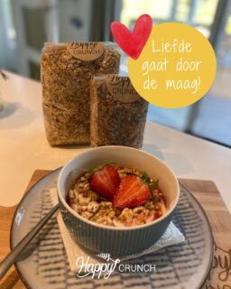 Liefde gaat door de maag… en helemaal met een ontbijtje vol aardbeien en granola 🍓🥣 Wie verras jij met een lekker Valentijnsontbijtje? ❤️�
Angelique 👩🏼‍🍳

#happyvalentine #liefde #liefdegaatdoordemaag #granola